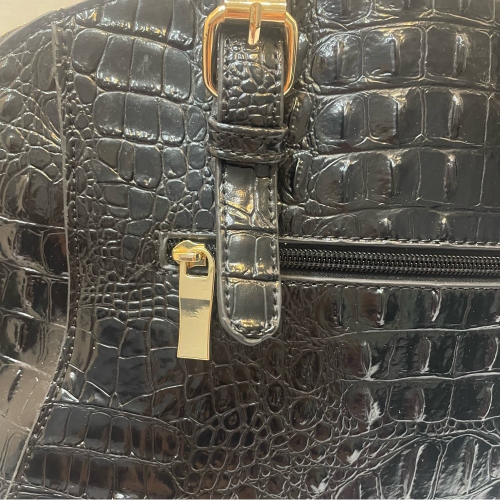 Elegant Black Crocodile-Embossed Women's Handbag. PVC. Dome. Double zip. Used. - Picture 3 of 16